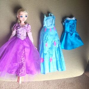 HASBRO YEAR 2016 DISNEY FROZEN SERIES ELSA 11 IN. DOLL&TWO MORE DRESSES.